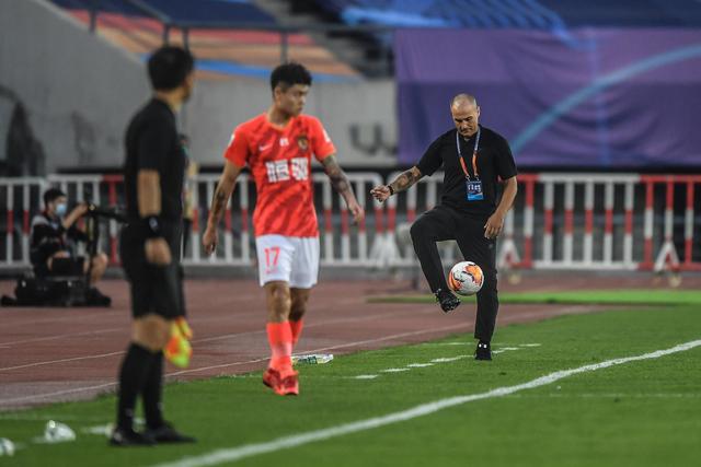 URKL全球人形机器人自由格斗联赛揭幕赛打响